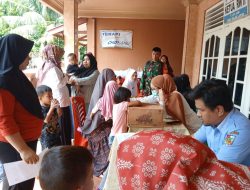Bentuk Kepedulian Kesehatan Balita Babinsa Kel.Sukamulia Koramil 05/Sail Dampingi Kegiatan Posyandu