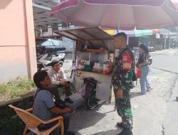 Komsos Bersama PKL, Babinsa Kelurahan Padang Terubuk Himbau Jaga Kebersihan Lingkungan