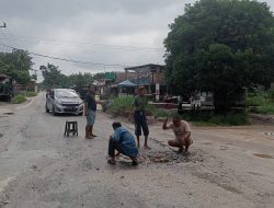Antusias Masyarakat Perbaiki Akses Jalan Desa Kampung Baru Kepau Jaya