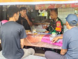 Komsos dengan Warga Binaan Babinsa Ingatkan Agar Selalu Waspada di Musim Penghujan