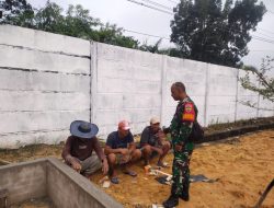 Babinsa Kelurahan Sialang Rampai Melaksanakan komsos bersama tukang bangunan dalam rangka menjalin keeratan hubungan dengan masyarakat binaan