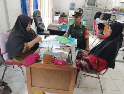 Babinsa Kel. Padang Bulan Gelar Komsos Dalam Rangka Menjalin Silaturahmi Dengan Staf Kelurahan dan Warga