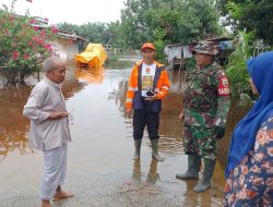 Babinsa Kel.Tirta Siak Serka Usman Memonitor Kunjungan Bapak H.Ayat Cahyadi.S.Si Beserta Rombongan Majlis Taklim Terhadap Warga Terdampak Banjir
