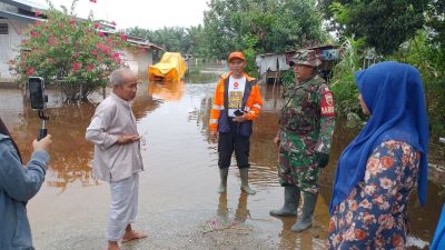 Babinsa Kel.Tirta Siak Serka Usman Memonitor Kunjungan Bapak H.Ayat Cahyadi.S.Si Beserta Rombongan Majlis Taklim Terhadap Warga Terdampak Banjir