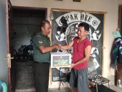 Babinsa Kel Mentangor Melaksanakan Pendistribusian Sembako Kepada Warga Tak Mampu Dalam Rangka Memperingati HUT Ke 66 Korem 031/WB