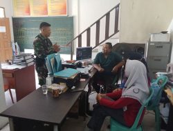 Bina Silaturahmi, Babinsa Padang Terubuk Sertu Eko Priono Komsos Bersama Staf Kelurahan