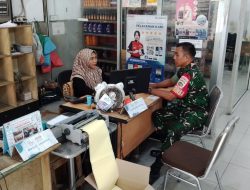 Sambil Ngobrol Santai, Babinsa Komsos Dengan Karyawan Dealer Motor Yamaha di wilayah binaan