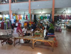 BABINSA KEL.SUKAMULIA LAKSANAKAN KOMSOS DENGAN PEDAGANG PASAR SAIL