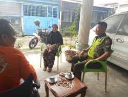 Sambangi Warga, Babinsa Kelurahan Padang Terubuk Ingatkan Pentingnya Kebersihan Lingkungan