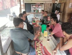 Komsos Dengan Warga, Babinsa Bersama Bhabinkamtibmas Ingatkan Pentingnya Kamtibmas
