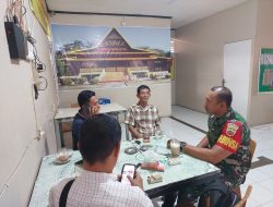 Pererat Silaturahmi, Babinsa Kelurahan Labuh Baru Timur Kopda Edo Bayu Komsos Bersama Tomas