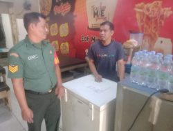Babinsa Komsos dalam rangka menjalin hubungan yang baik dengan warga binaan di Warung Kopi