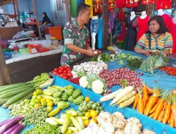 Turun Ke Pasar Tradisional, Babinsa Cek Harga Harga Kebutuhan Pokok Warga Diwilayah Binaan