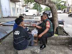 Dalam Rangka Menjalin Silaturahmi Serka Jamil Candra Melaksanakan Komsos Bersama Pemuda di Komplek Pergudangan Avian