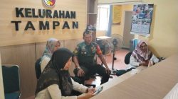 Komsos Bersama Lurah dan Staf, Babinsa Mengingatkan Kepada Seluruh Warga Agar Terus Menjaga Lingkungan Tetap Kondusif