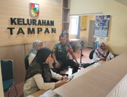 Komsos Bersama Lurah dan Staf, Babinsa Mengingatkan Kepada Seluruh Warga Agar Terus Menjaga Lingkungan Tetap Kondusif