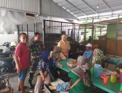 Dekatkan Diri Dengan Warga, Babinsa Kelurahan Sago Komsos Diwilayah Binaan