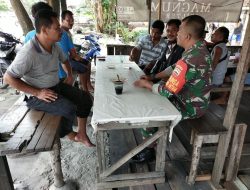Sertu Jamil Candra Melaksanakan Komsos Bersama Pekerja Buruh Bongkar Muat