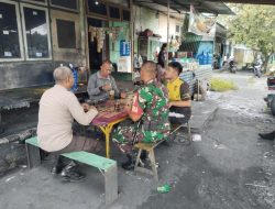 Komsos Bersama Bhabinkamtibmas dan Ketua RT, Babinsa Membahas Kenakalan Remaja dan Permasalahan Warga