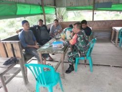 Monitoring di Wilayah Binaan, Babinsa Air Hitam Melaksanakan Komsos dengan Warga