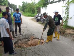 Bersama rakyat TNI Kuat, Kepedulian Babinsa terhadap wilayah binaan mengajak warga begotong royong