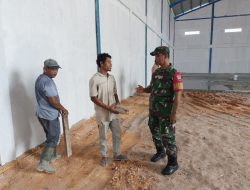 Patroli Wilayah, Babinsa Kelurahan Padang Bulan Komsos Bersama Tukang Bangunan