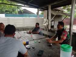 Babinsa Melaksanakan Komsos Sekaligus Silaturahmi Dalam Rangka Menyambut Hari Raya Idul Adha Bersama Warga