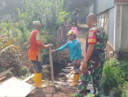 Babinsa Kelurahan Tampan Bersama Warga Gotong Royong Perbaiki Jembatan di Gg. Kurnia
