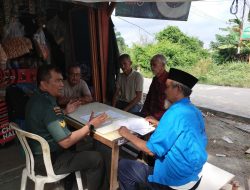 Jalin Silaturahmi, Babinsa Kelurahan Air Hitam Komsos Bersama Ketua RT dan Warga