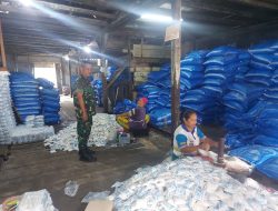 Sertu Ardiman Babinsa Kelurahan Kampung Dalam Komsos Dengan Warga Binaan di Jalan Kota Baru